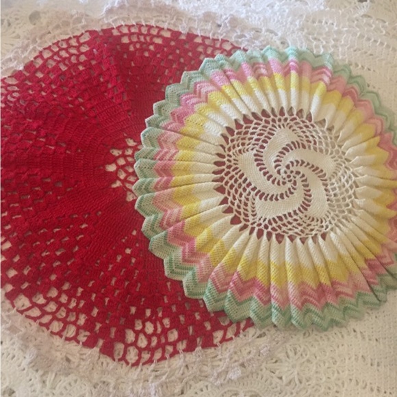 Pair of Vintage Circular Linens Doilies Home Decor Handmade - Picture 1 of 3